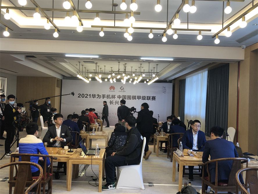 聊到导演为什么选自己出演，沈腾调侃;可能想把戏的颜值弄得高一些